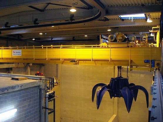 Waste lifting grab overhead crane